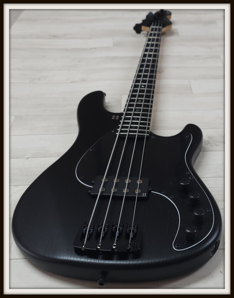 Sandberg California II Central 4 Ebony, Open Pore Black